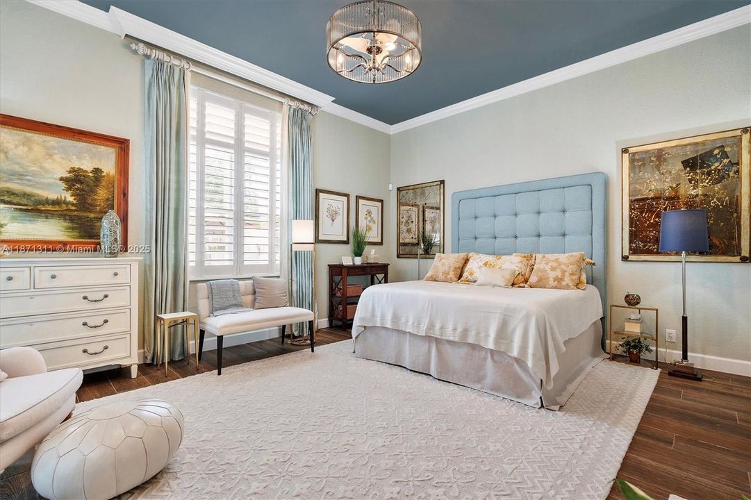 Под контрактом: $1,000,000 (3 спален, 3 ванн, 2446 Квадратных фут)