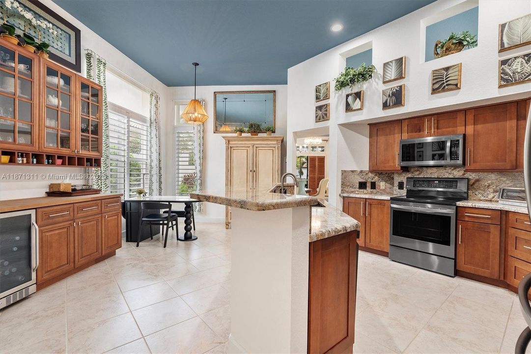 Под контрактом: $1,000,000 (3 спален, 3 ванн, 2446 Квадратных фут)