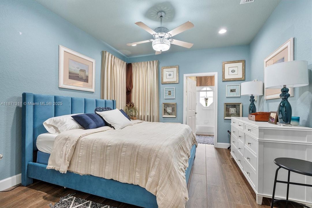 Под контрактом: $1,000,000 (3 спален, 3 ванн, 2446 Квадратных фут)