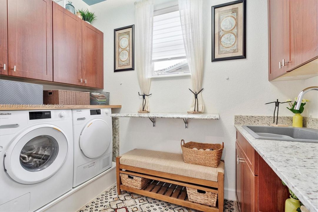 Под контрактом: $1,000,000 (3 спален, 3 ванн, 2446 Квадратных фут)