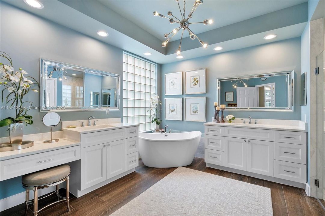 Под контрактом: $1,000,000 (3 спален, 3 ванн, 2446 Квадратных фут)