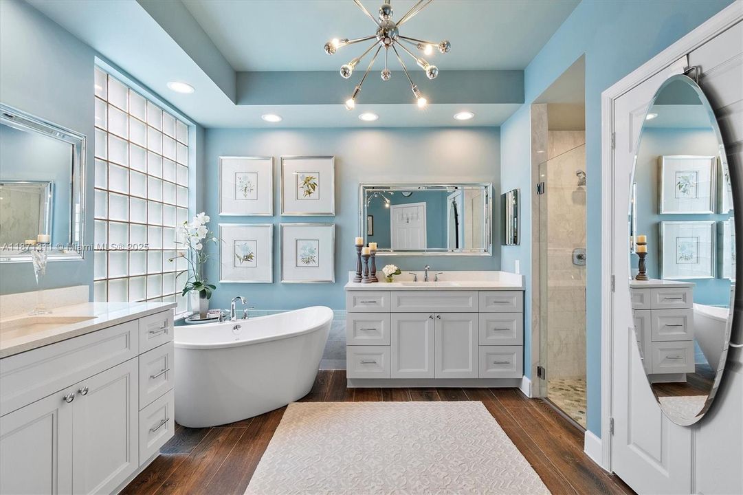 Под контрактом: $1,000,000 (3 спален, 3 ванн, 2446 Квадратных фут)