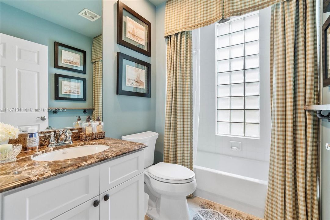 Под контрактом: $1,000,000 (3 спален, 3 ванн, 2446 Квадратных фут)