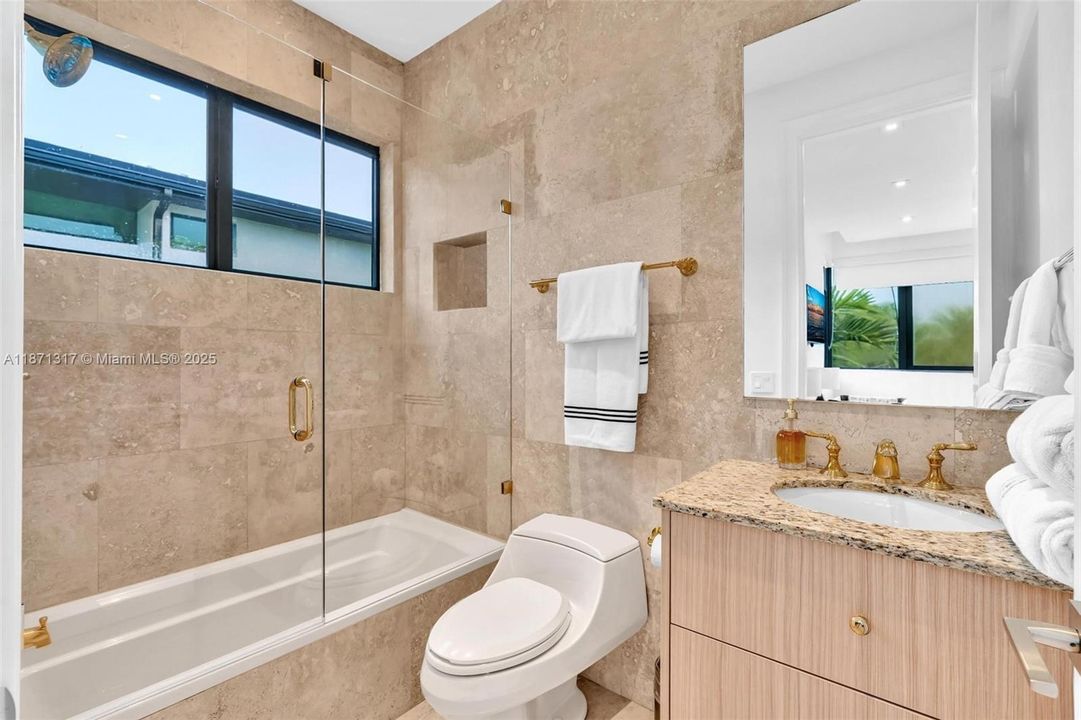 В аренду: $40,000 (7 спален, 6 ванн, 4990 Квадратных фут)