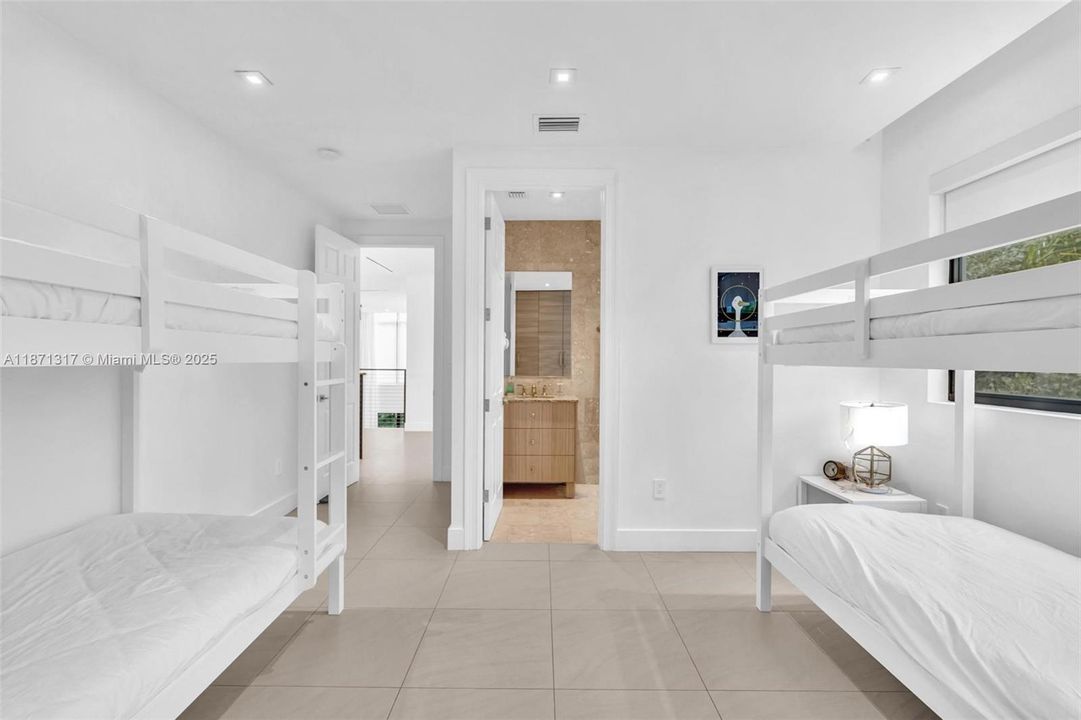 В аренду: $40,000 (7 спален, 6 ванн, 4990 Квадратных фут)