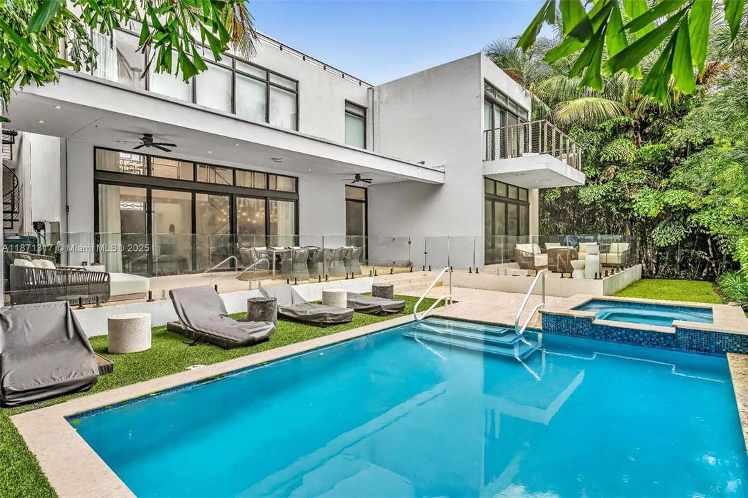 В аренду: $40,000 (7 спален, 6 ванн, 4990 Квадратных фут)