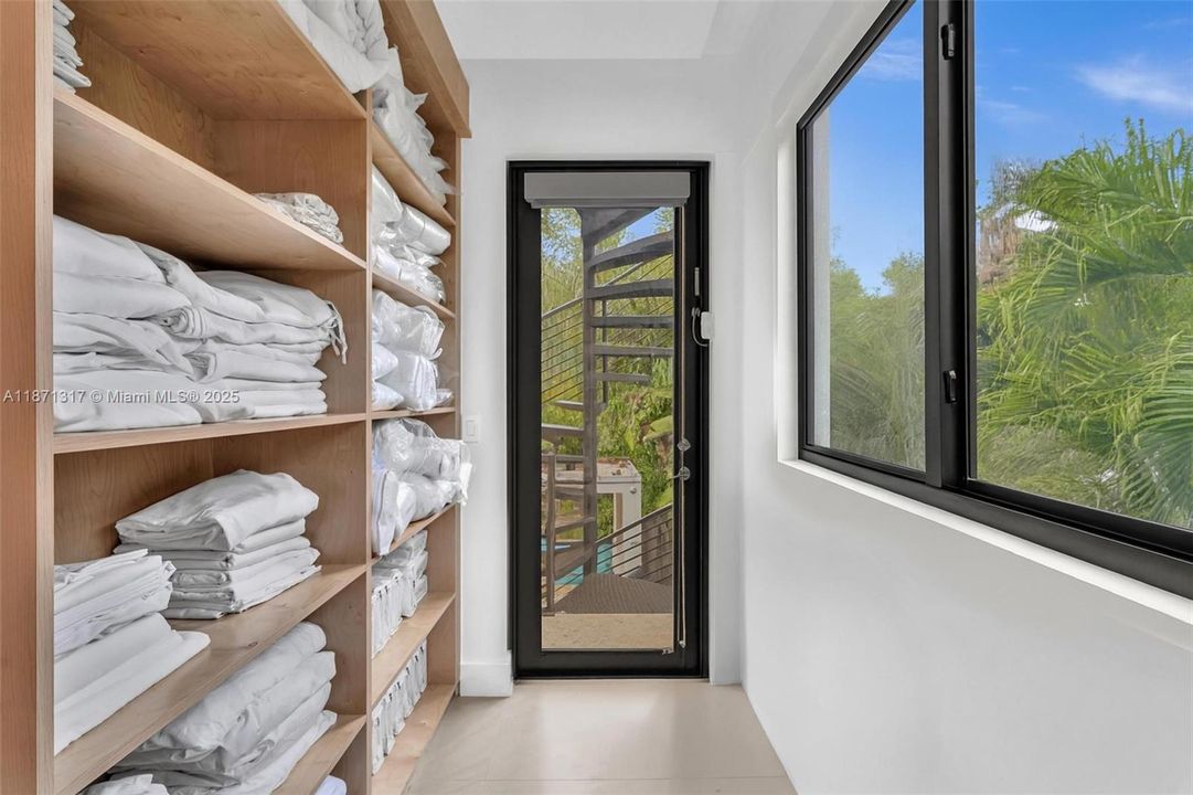 В аренду: $40,000 (7 спален, 6 ванн, 4990 Квадратных фут)