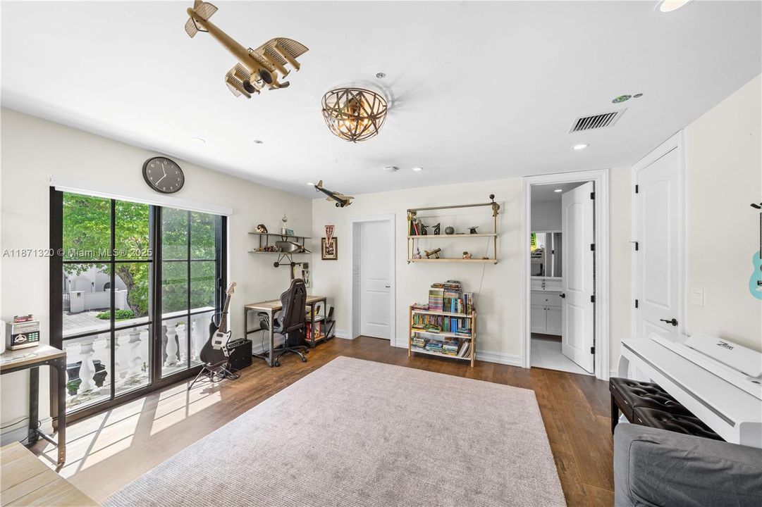 出租: $35,000 (6 贝兹, 5 浴室, 4351 平方英尺)