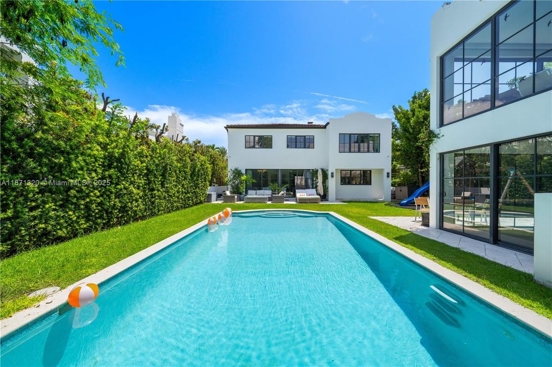 出租: $35,000 (6 贝兹, 5 浴室, 4351 平方英尺)