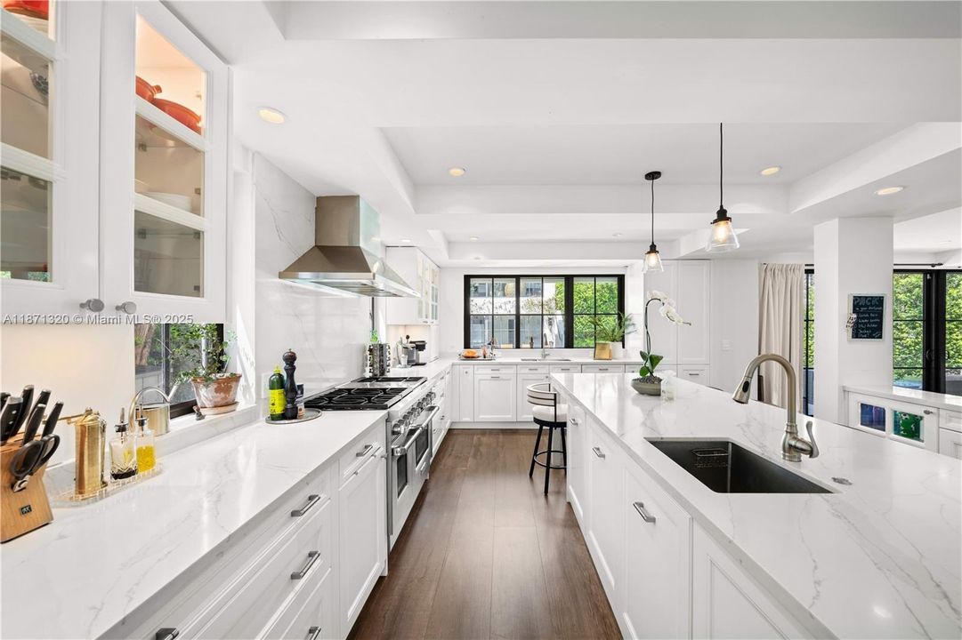 出租: $35,000 (6 贝兹, 5 浴室, 4351 平方英尺)