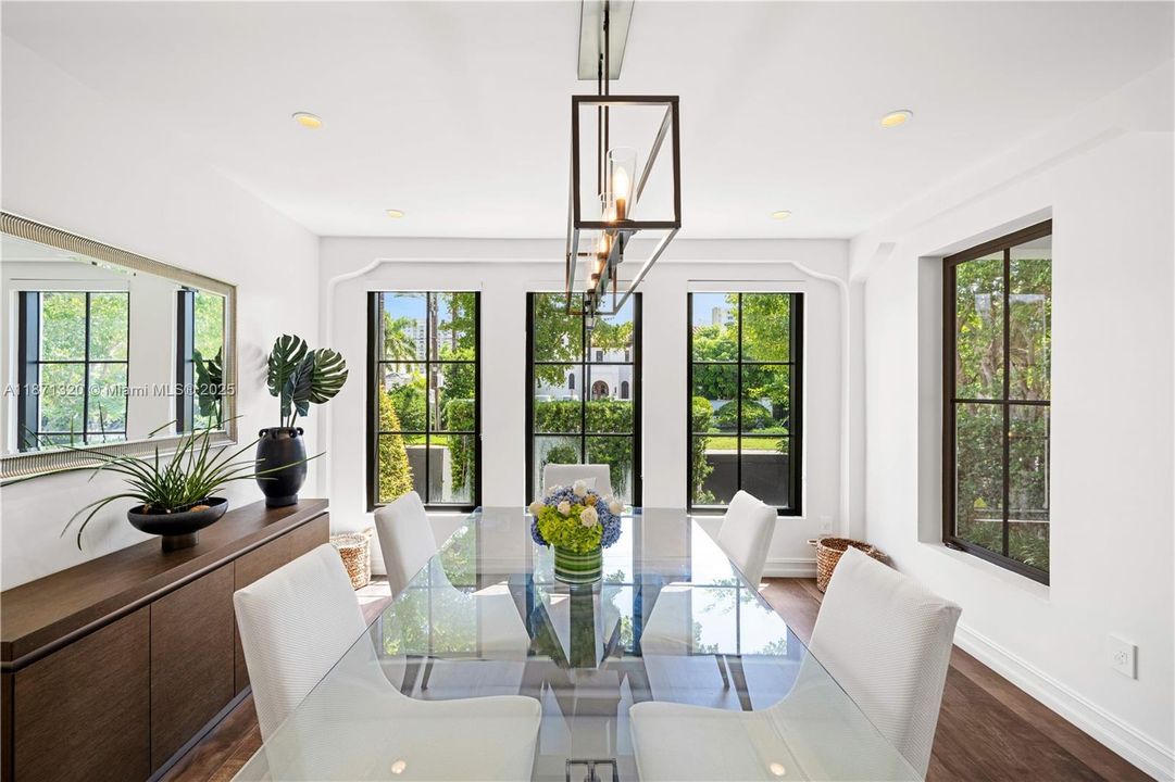 出租: $35,000 (6 贝兹, 5 浴室, 4351 平方英尺)