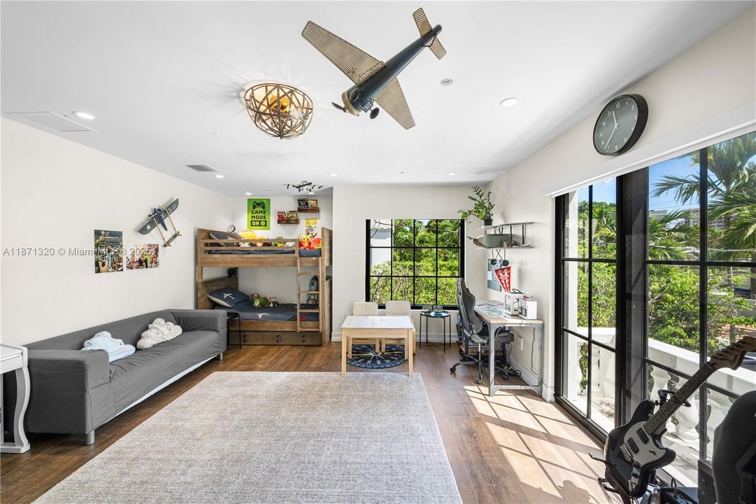 出租: $35,000 (6 贝兹, 5 浴室, 4351 平方英尺)