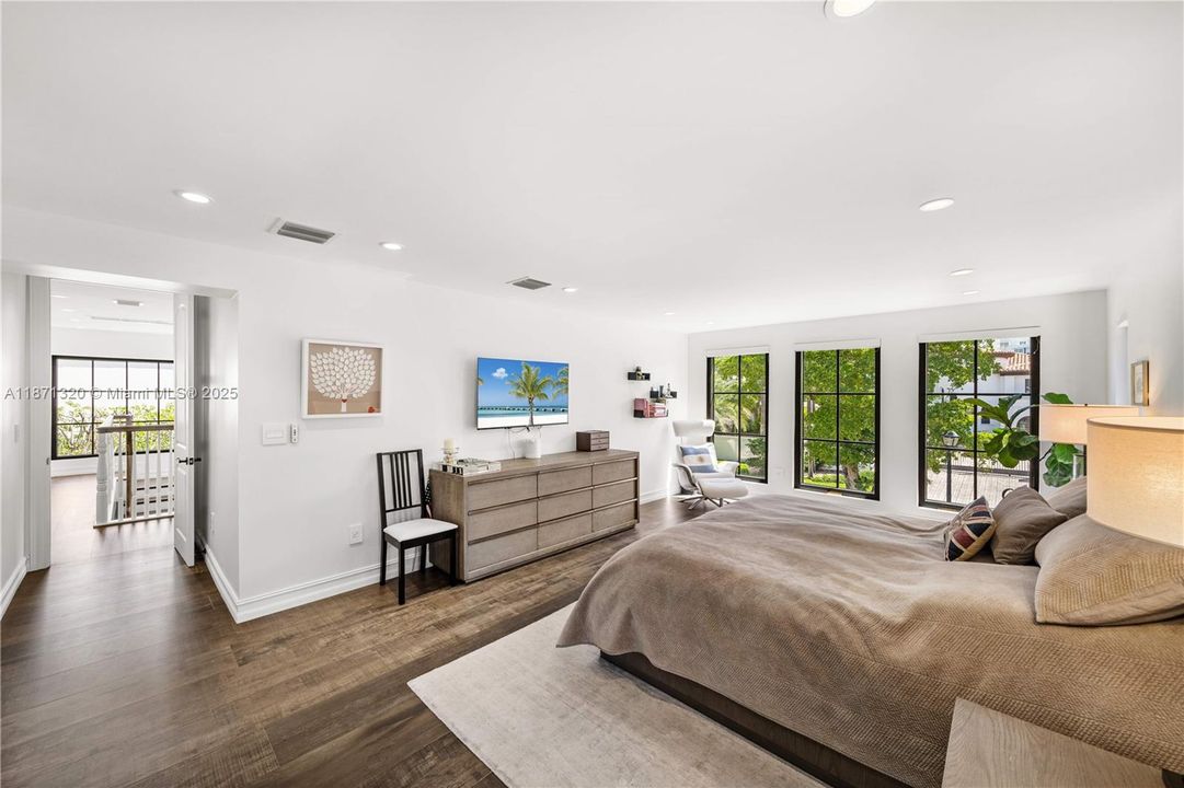 出租: $35,000 (6 贝兹, 5 浴室, 4351 平方英尺)