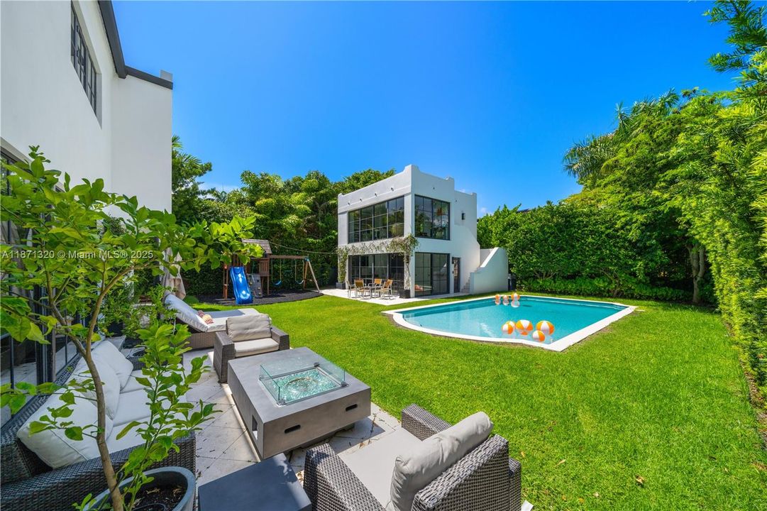 出租: $35,000 (6 贝兹, 5 浴室, 4351 平方英尺)