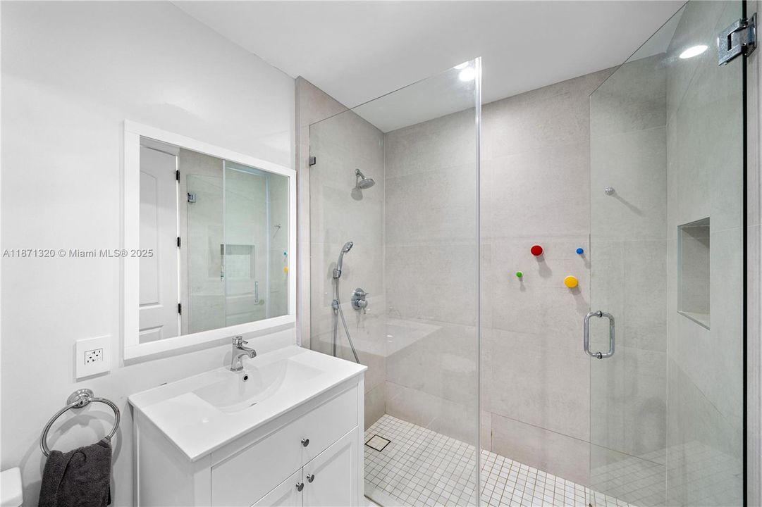 出租: $35,000 (6 贝兹, 5 浴室, 4351 平方英尺)