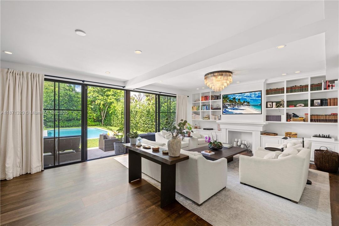 出租: $35,000 (6 贝兹, 5 浴室, 4351 平方英尺)