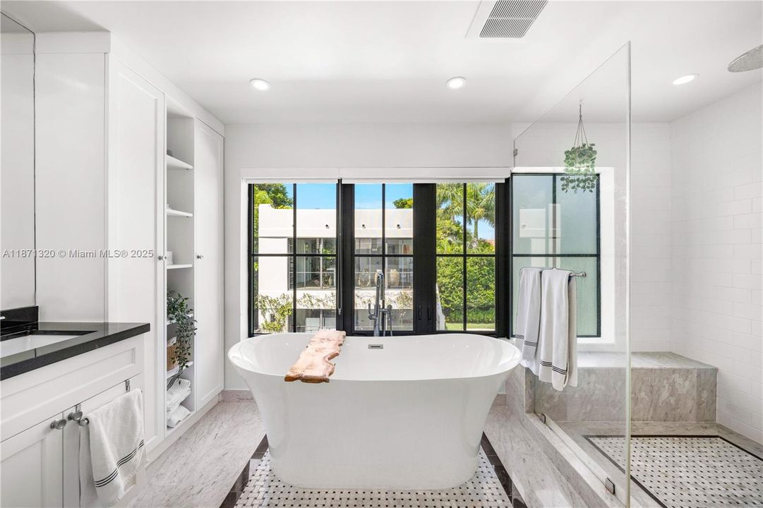 出租: $35,000 (6 贝兹, 5 浴室, 4351 平方英尺)