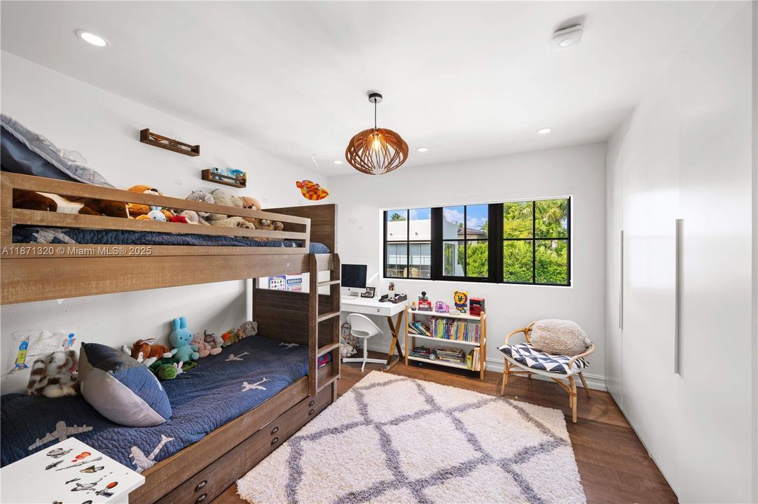 出租: $35,000 (6 贝兹, 5 浴室, 4351 平方英尺)