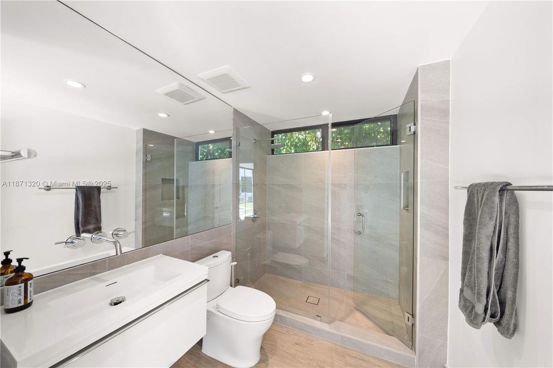 出租: $35,000 (6 贝兹, 5 浴室, 4351 平方英尺)