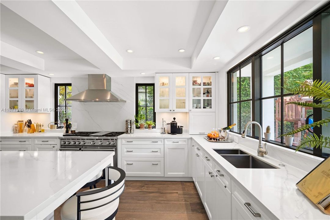 出租: $35,000 (6 贝兹, 5 浴室, 4351 平方英尺)