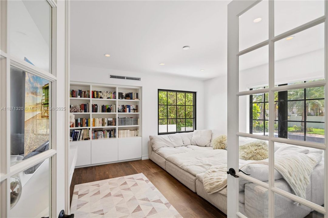 出租: $35,000 (6 贝兹, 5 浴室, 4351 平方英尺)