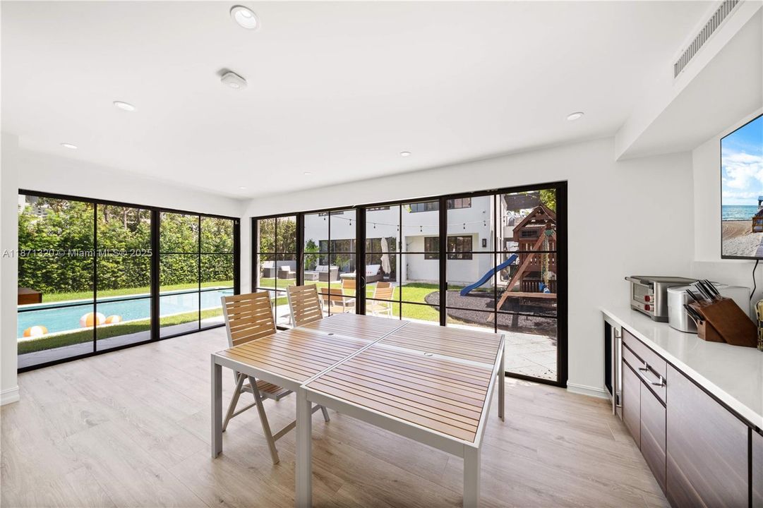 出租: $35,000 (6 贝兹, 5 浴室, 4351 平方英尺)