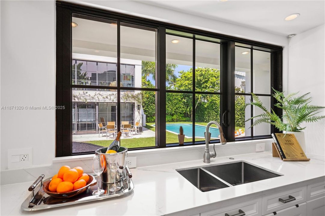 出租: $35,000 (6 贝兹, 5 浴室, 4351 平方英尺)