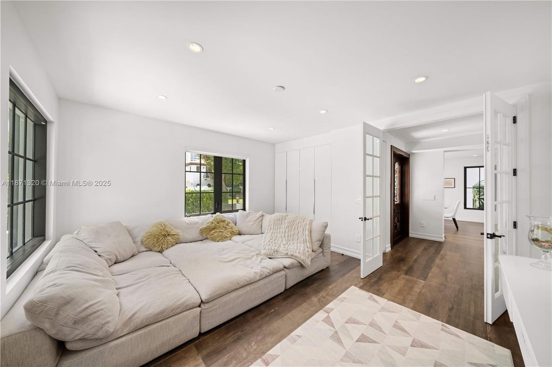 出租: $35,000 (6 贝兹, 5 浴室, 4351 平方英尺)