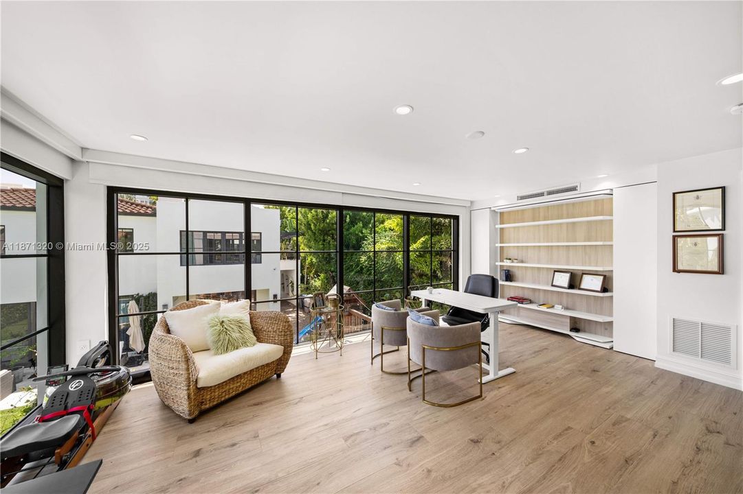 出租: $35,000 (6 贝兹, 5 浴室, 4351 平方英尺)