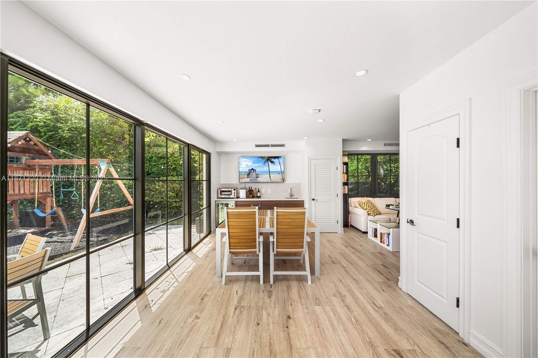 出租: $35,000 (6 贝兹, 5 浴室, 4351 平方英尺)