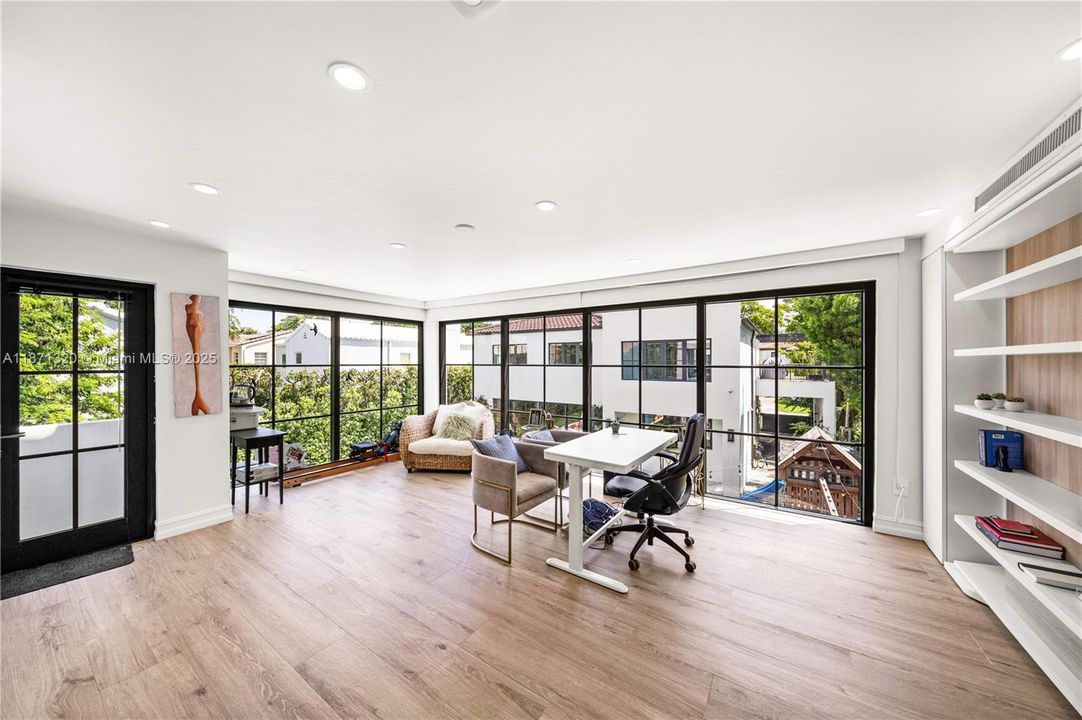 出租: $35,000 (6 贝兹, 5 浴室, 4351 平方英尺)