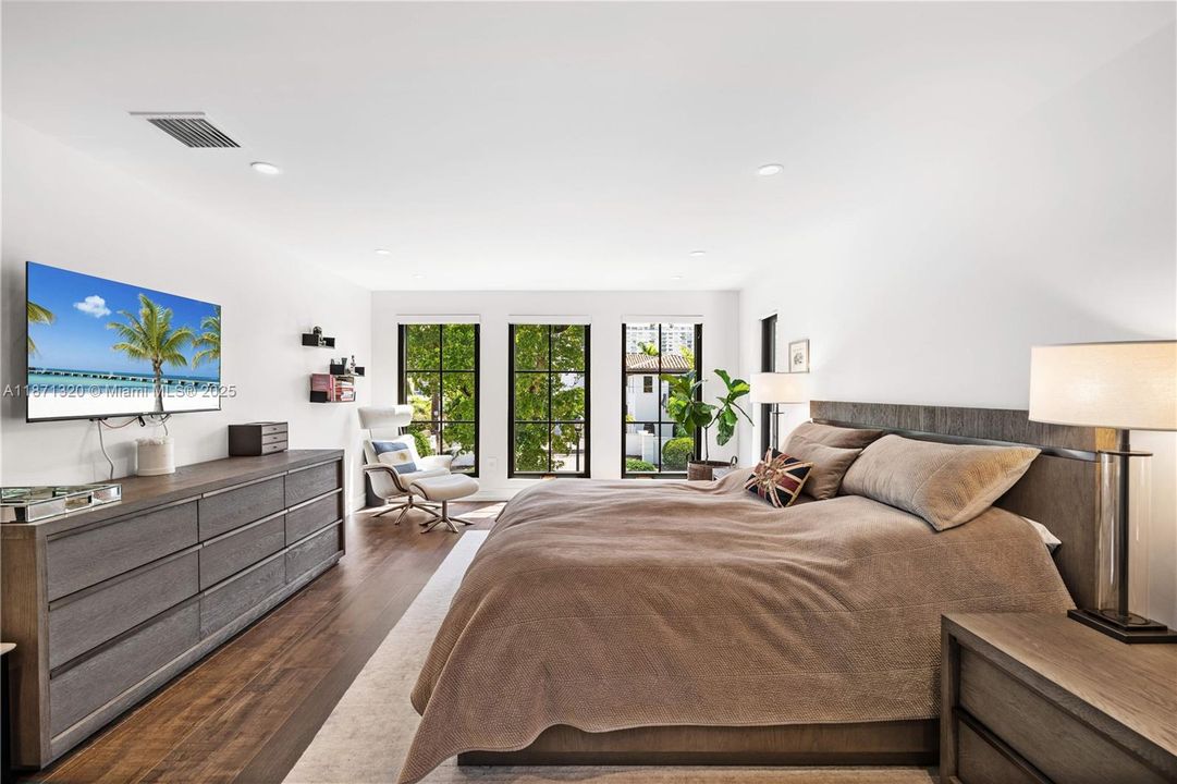 出租: $35,000 (6 贝兹, 5 浴室, 4351 平方英尺)