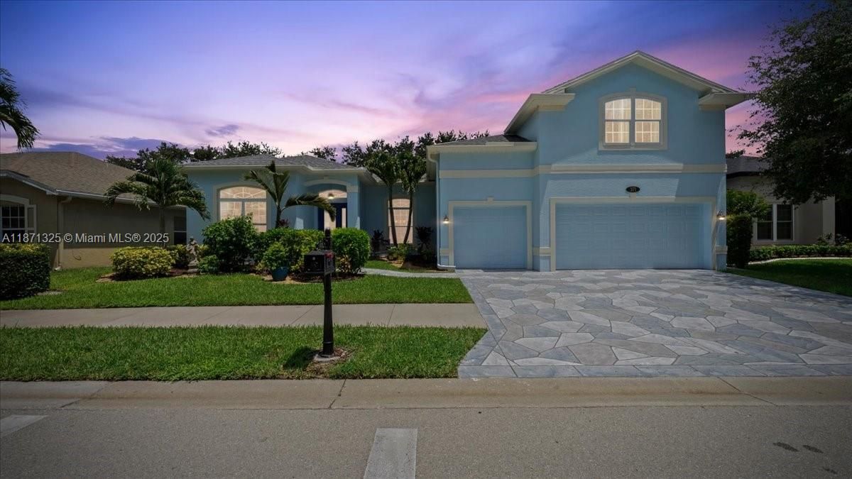 For Sale: $899,000 (4 beds, 3 baths, 3120 Square Feet)