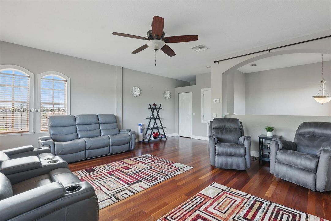 Recently Rented: $3,500 (5 beds, 3 baths, 2801 Square Feet)