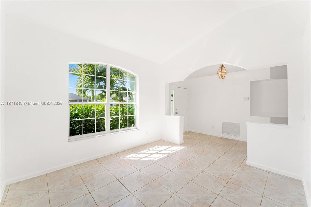 For Rent: $2,900 (3 beds, 2 baths, 1559 Square Feet)