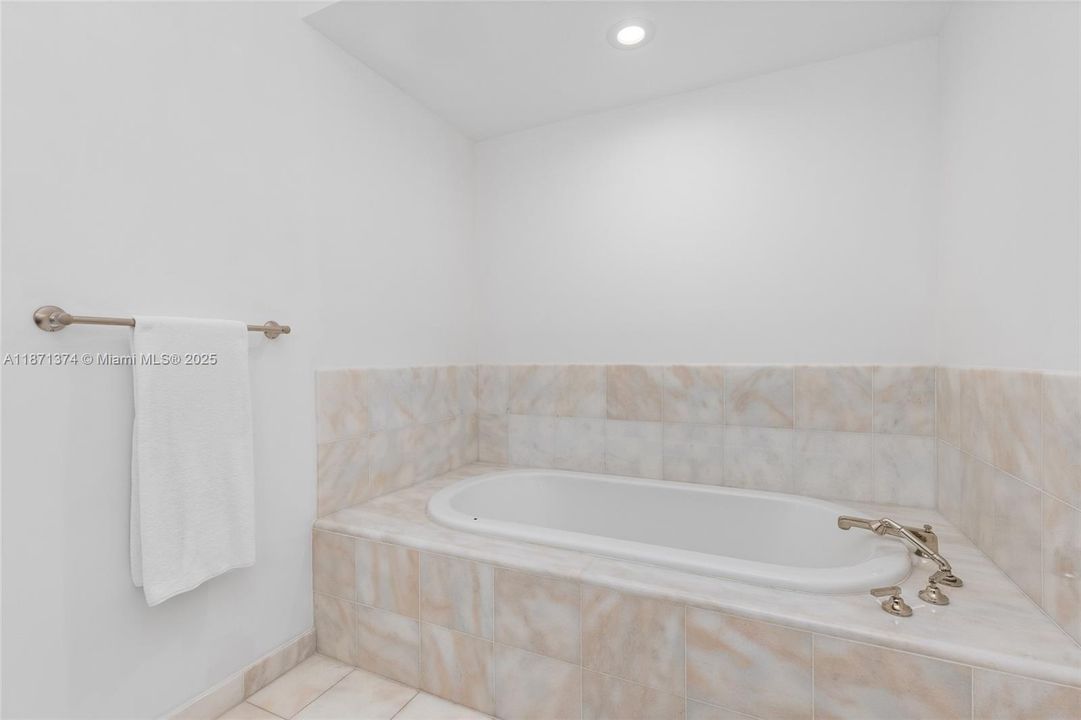 待售: $4,250,000 (2 贝兹, 2 浴室, 1698 平方英尺)