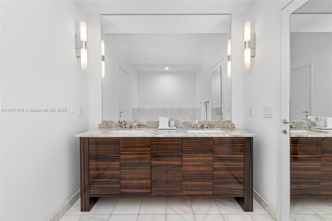 待售: $4,250,000 (2 贝兹, 2 浴室, 1698 平方英尺)