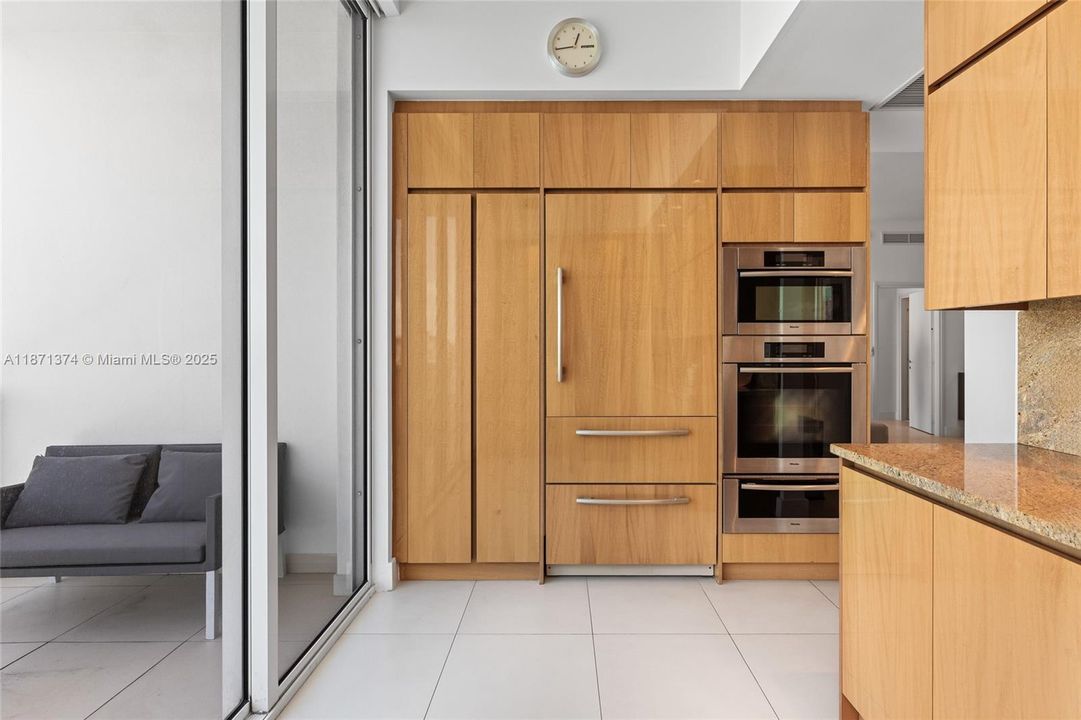 待售: $4,250,000 (2 贝兹, 2 浴室, 1698 平方英尺)