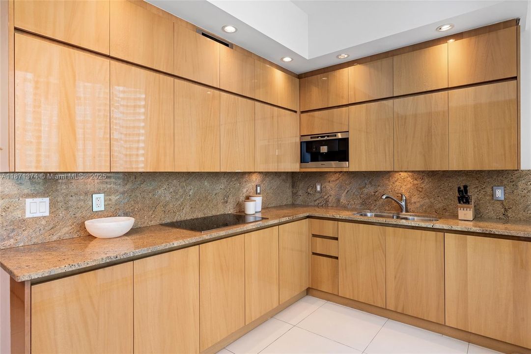 待售: $4,250,000 (2 贝兹, 2 浴室, 1698 平方英尺)