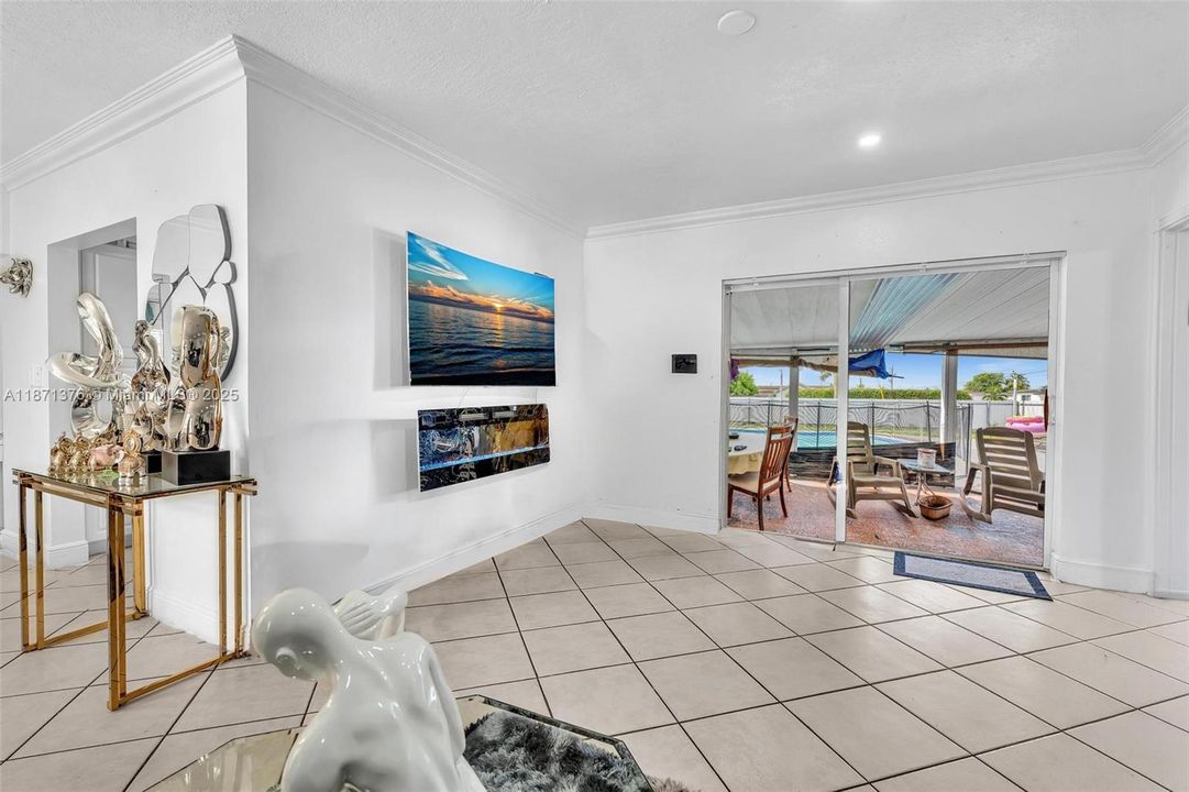 Под контрактом: $579,997 (3 спален, 2 ванн, 1124 Квадратных фут)