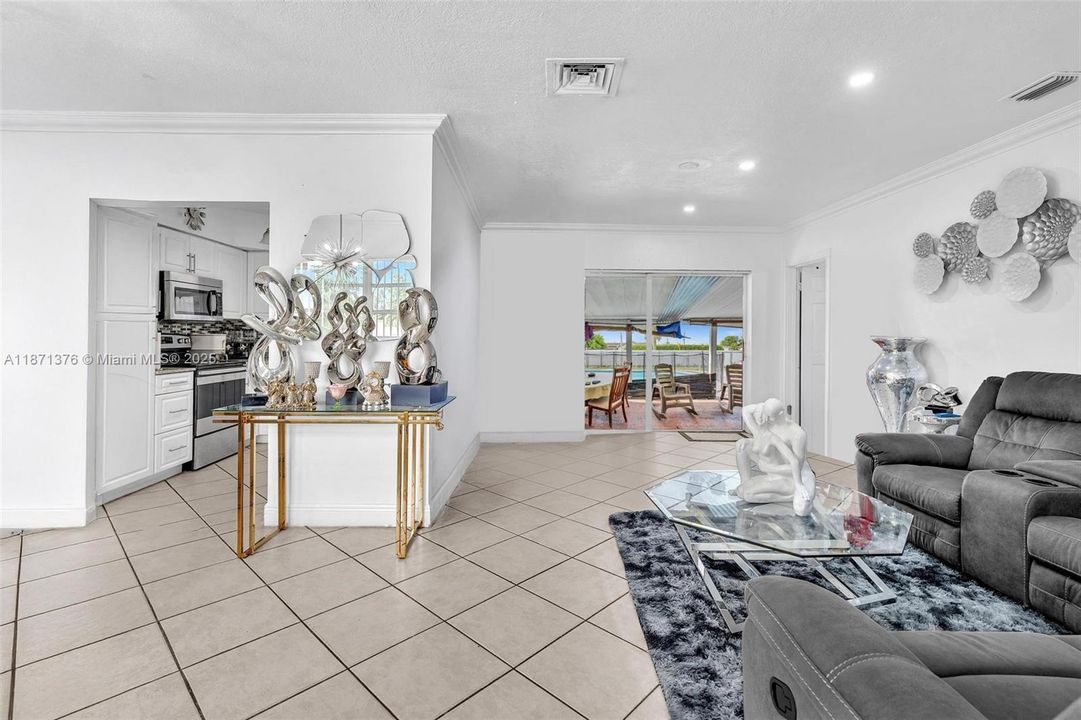 Под контрактом: $579,997 (3 спален, 2 ванн, 1124 Квадратных фут)