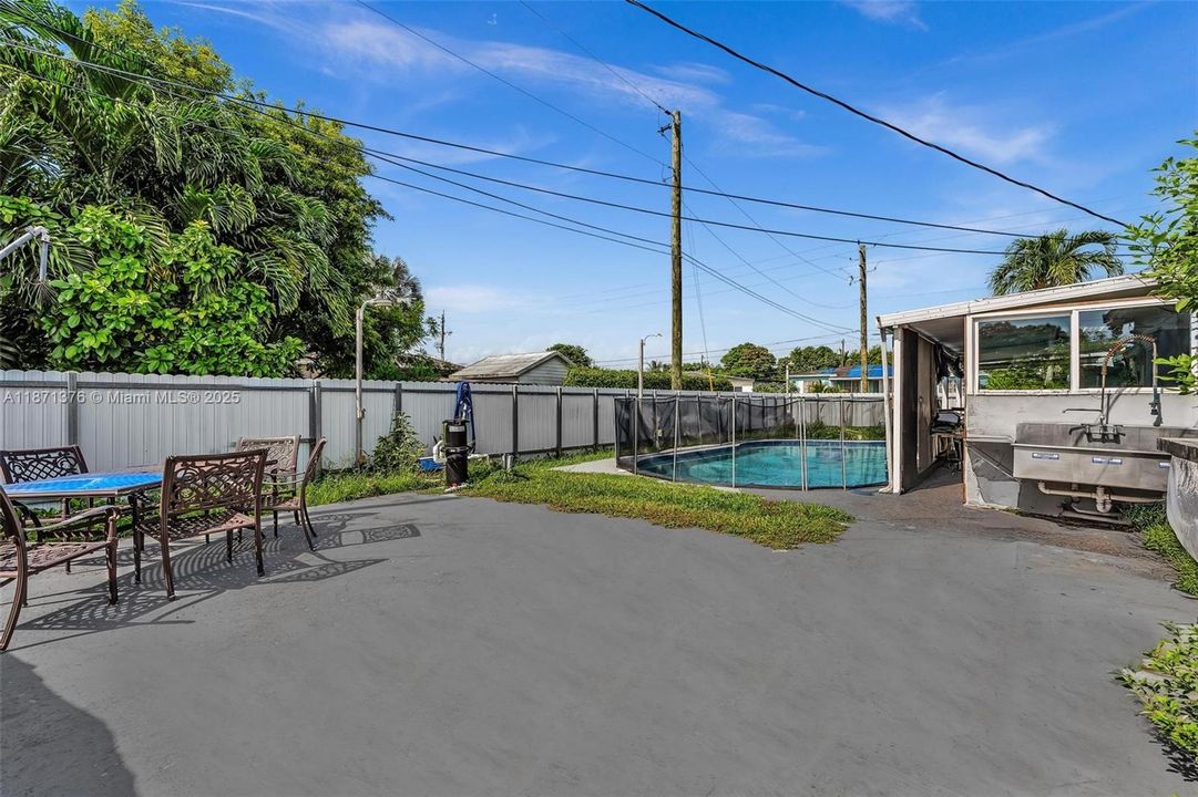 Под контрактом: $579,997 (3 спален, 2 ванн, 1124 Квадратных фут)