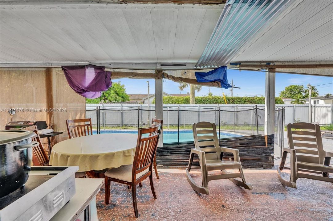 Под контрактом: $579,997 (3 спален, 2 ванн, 1124 Квадратных фут)