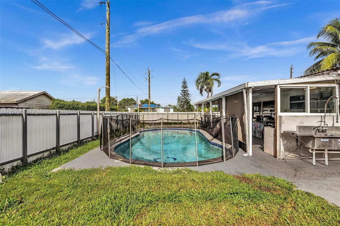 Под контрактом: $579,997 (3 спален, 2 ванн, 1124 Квадратных фут)