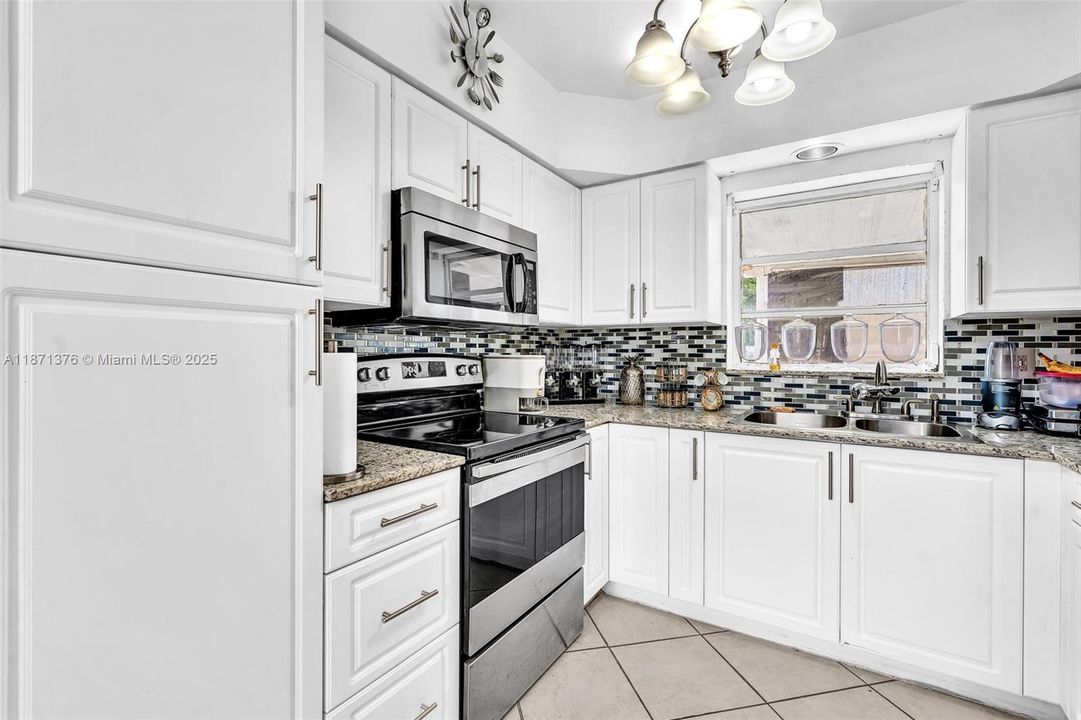 Под контрактом: $579,997 (3 спален, 2 ванн, 1124 Квадратных фут)