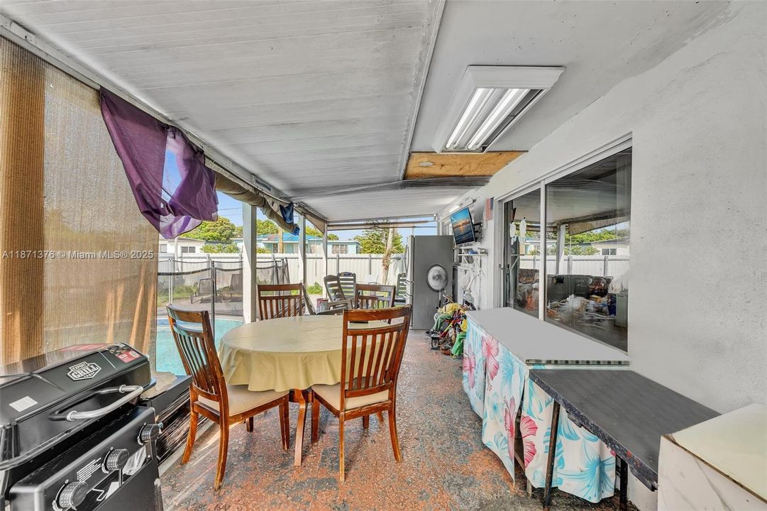 Под контрактом: $579,997 (3 спален, 2 ванн, 1124 Квадратных фут)