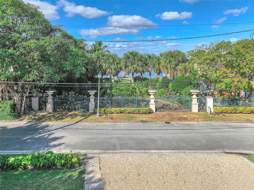 For Sale: $3,890,000 (5 beds, 6 baths, 0 Square Feet)