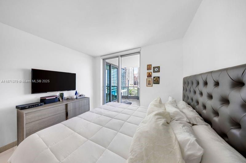 For Sale: $1,250,000 (2 beds, 2 baths, 1529 Square Feet)