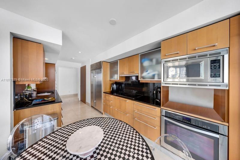 For Sale: $1,250,000 (2 beds, 2 baths, 1529 Square Feet)