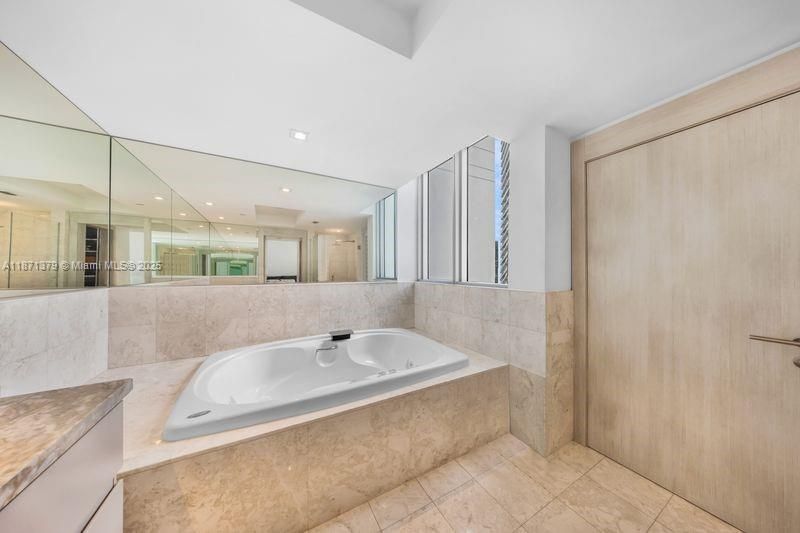 For Sale: $1,250,000 (2 beds, 2 baths, 1529 Square Feet)